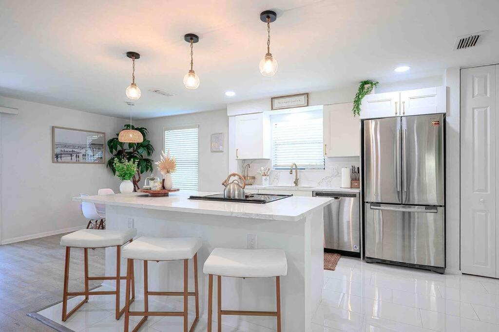 The Suzana Sunrise- 5 Minutes To Vanderbilt Beach! Сasa de vacaciones